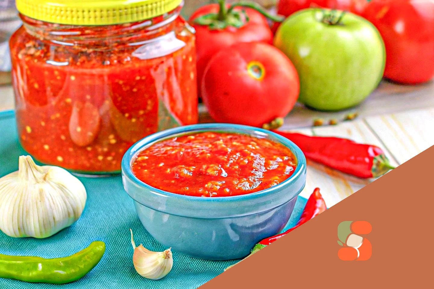 Аджика с яблоками морковью и перцем на зиму