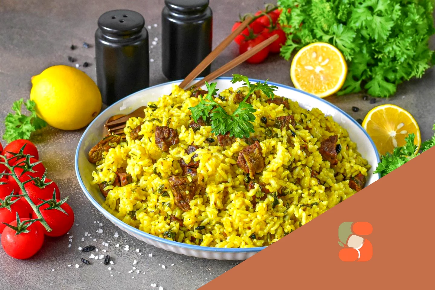 Бухарський плов у казані з яловичиною та прянощами