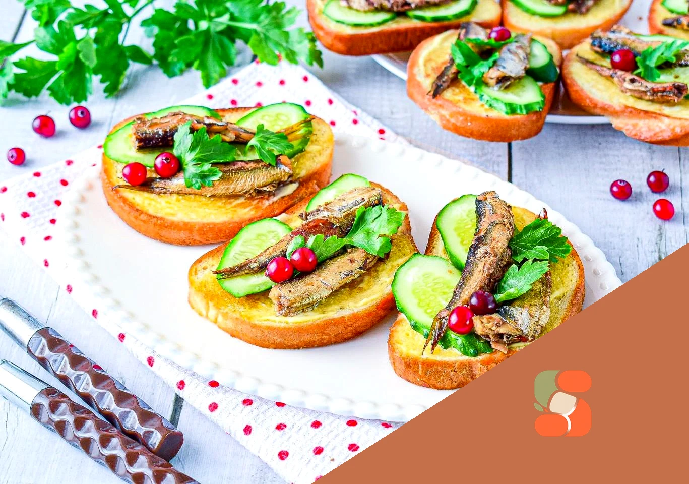 Бутерброд зі шпротами майонезом та огірком