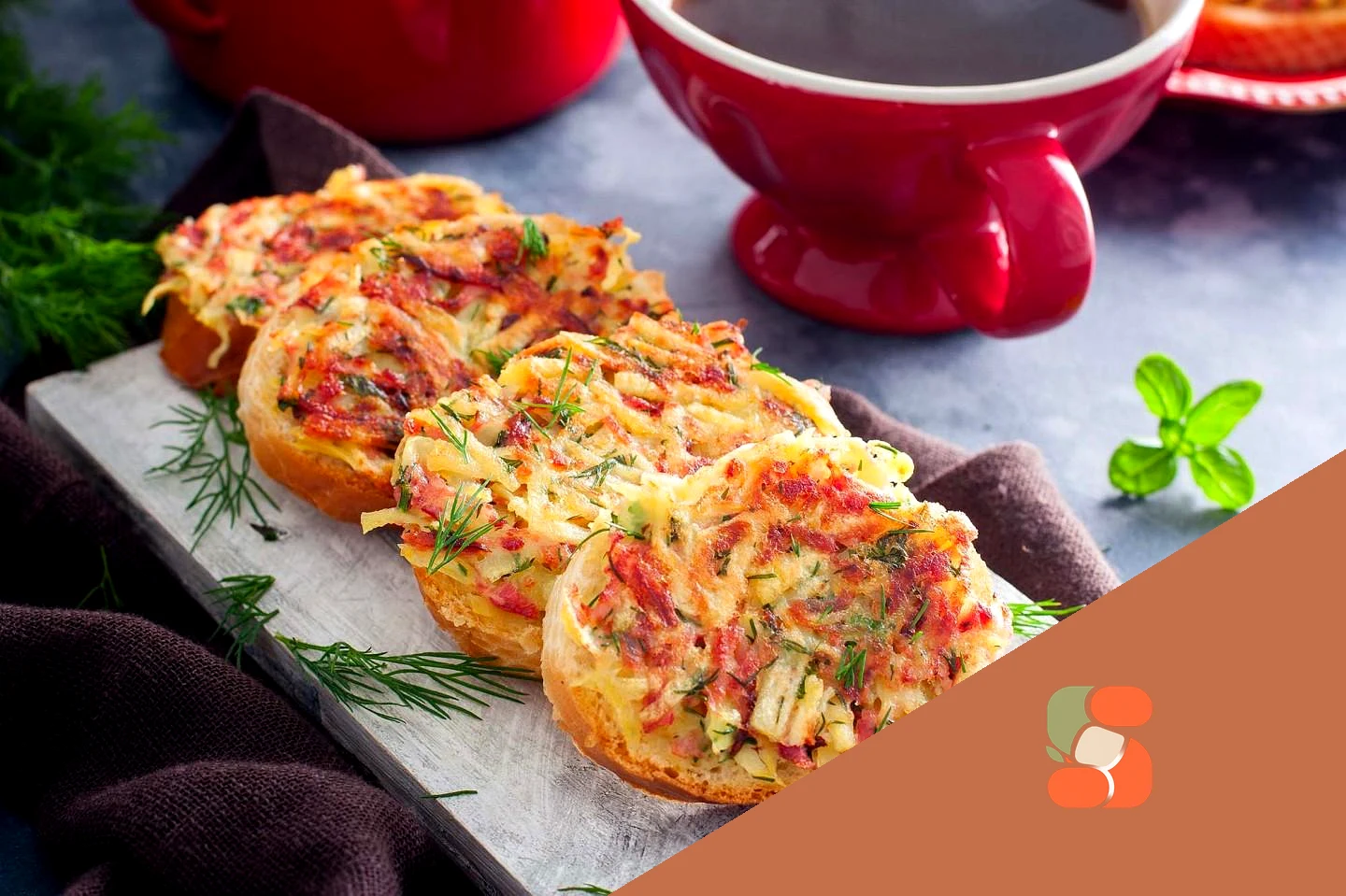 Бутерброди на сковороді з ковбасою