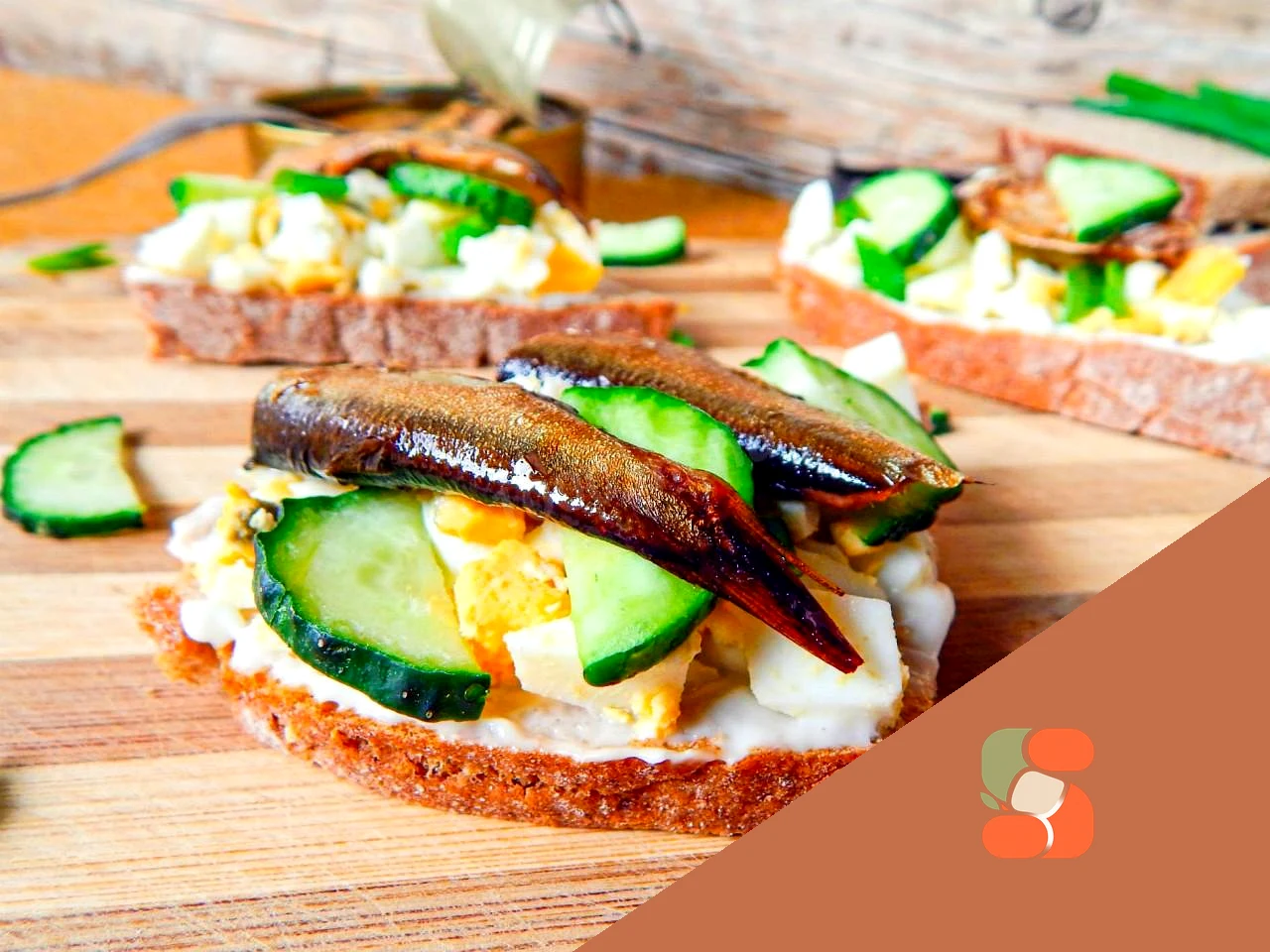 Бутерброди зі шпротами та свіжим огірком