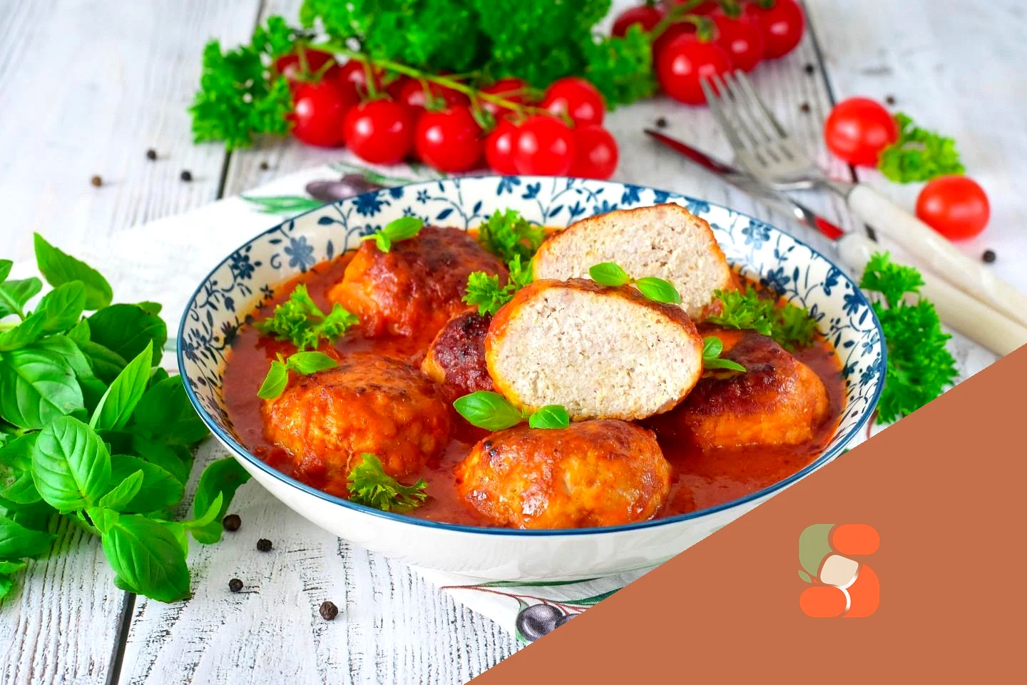 Біточки з фаршу з підливкою на сковороді