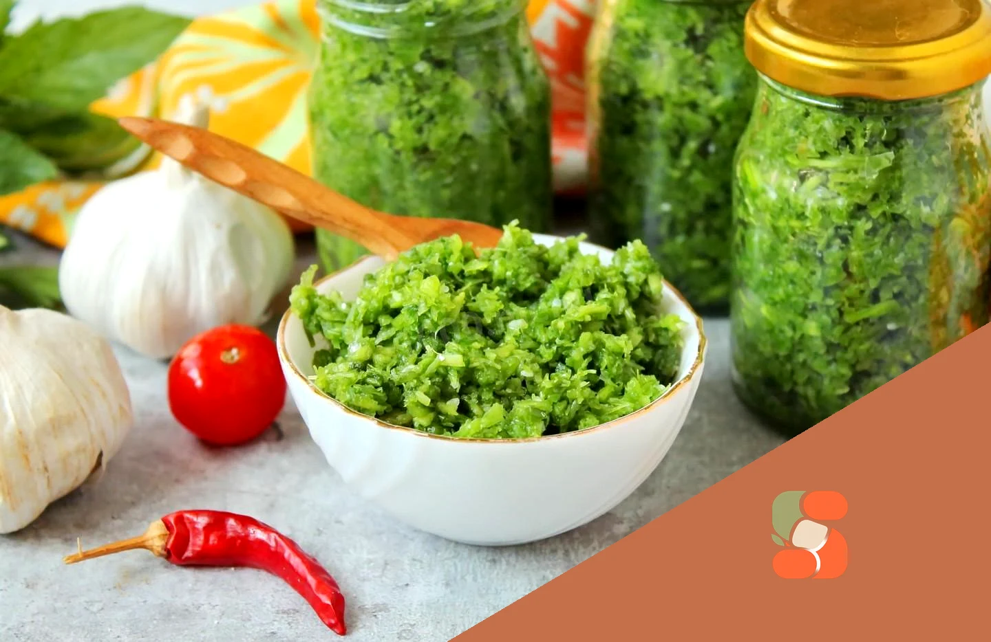 Часникові стрілки на зиму через м'ясорубку