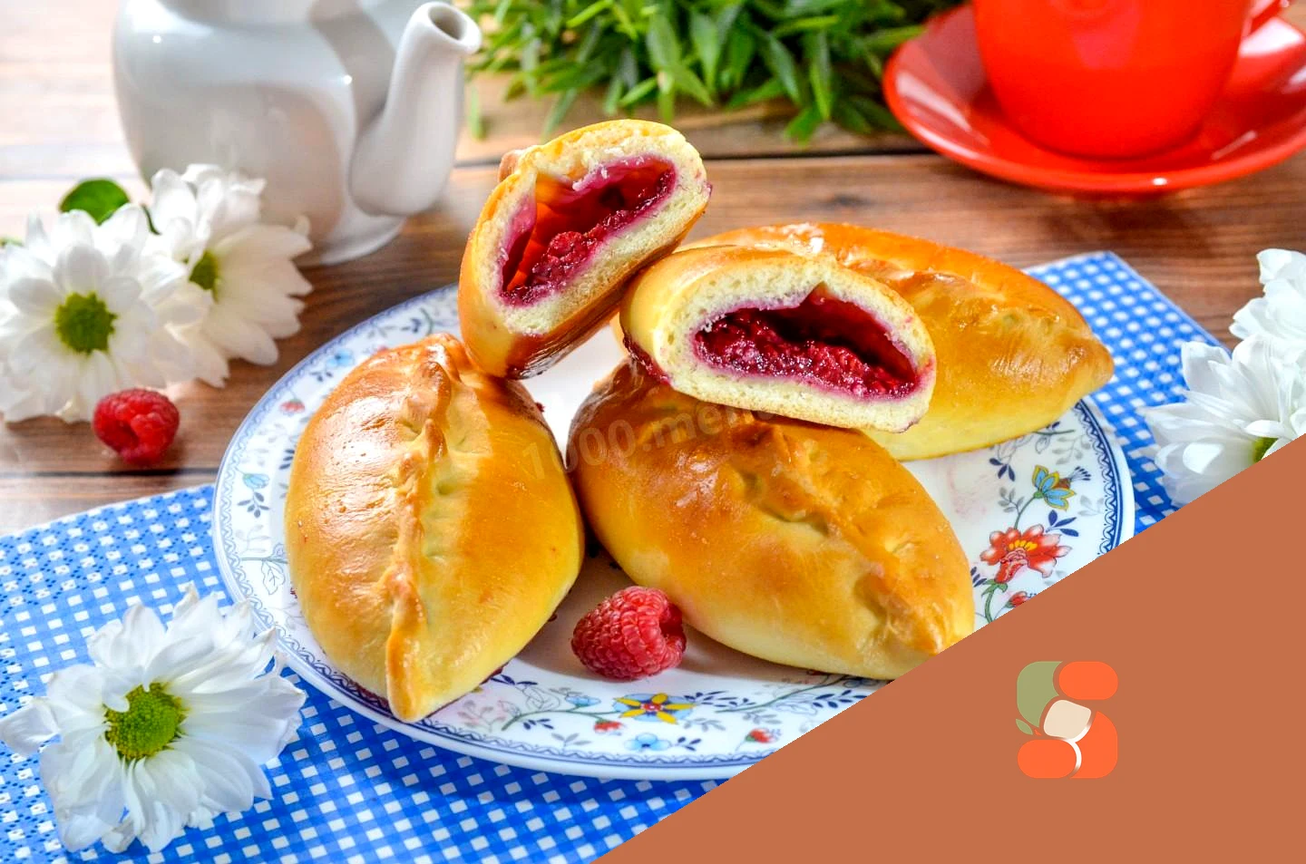 Дріжджові пиріжки з малиною в духовці