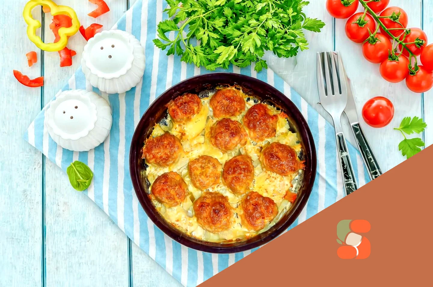 Фрикадельки с картошкой со сметаной в духовке