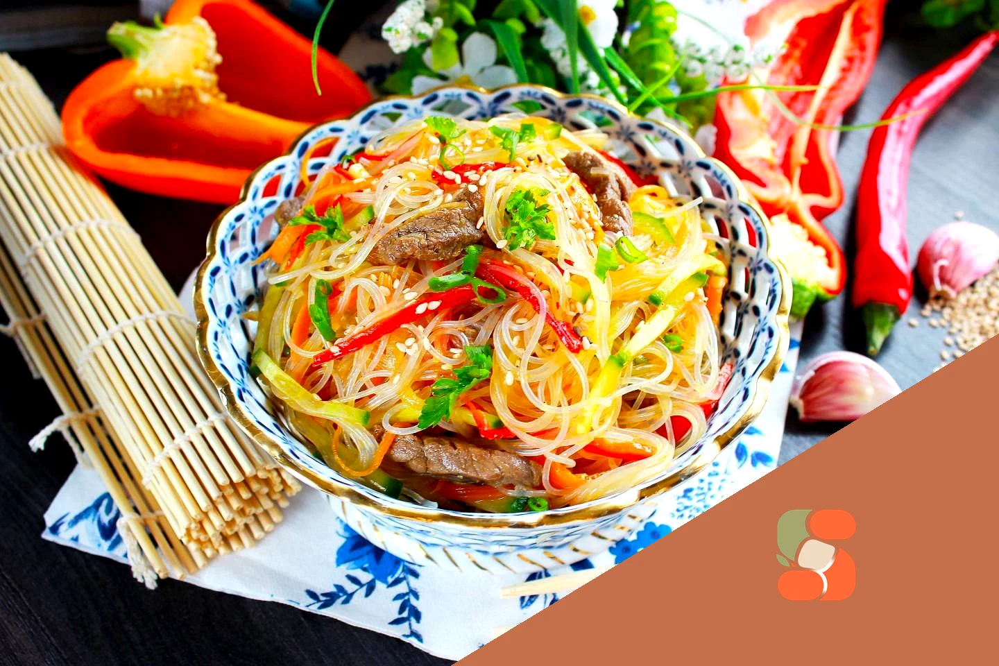 Фунчоза с говядиной и овощами