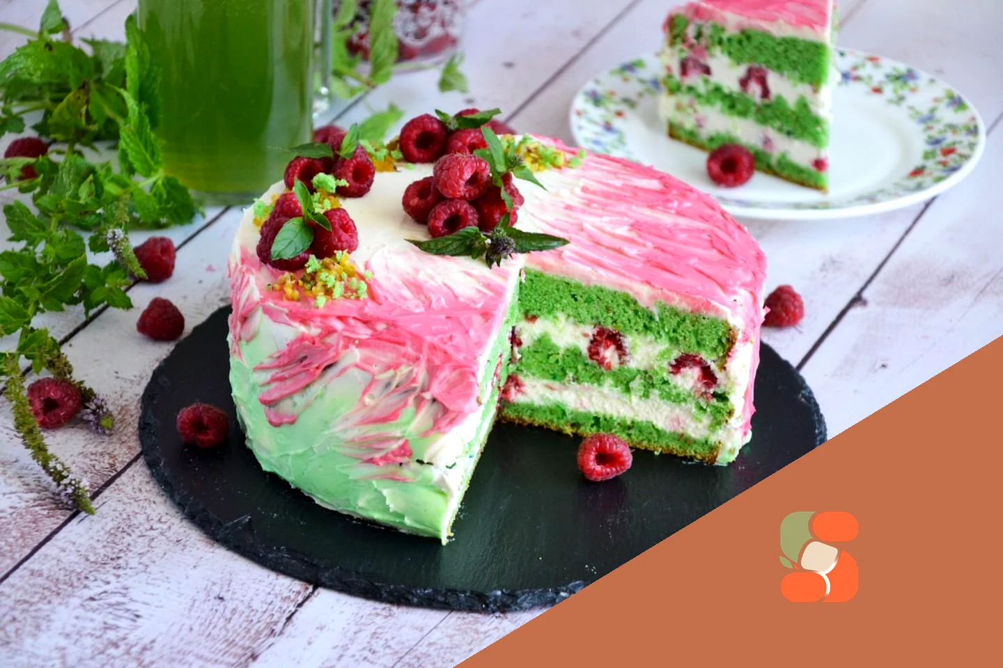 Фісташковий торт з малиною