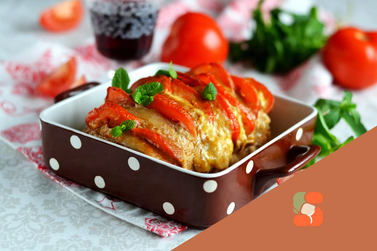 Гармошка зі свинини в духовці у фользі з помідорами