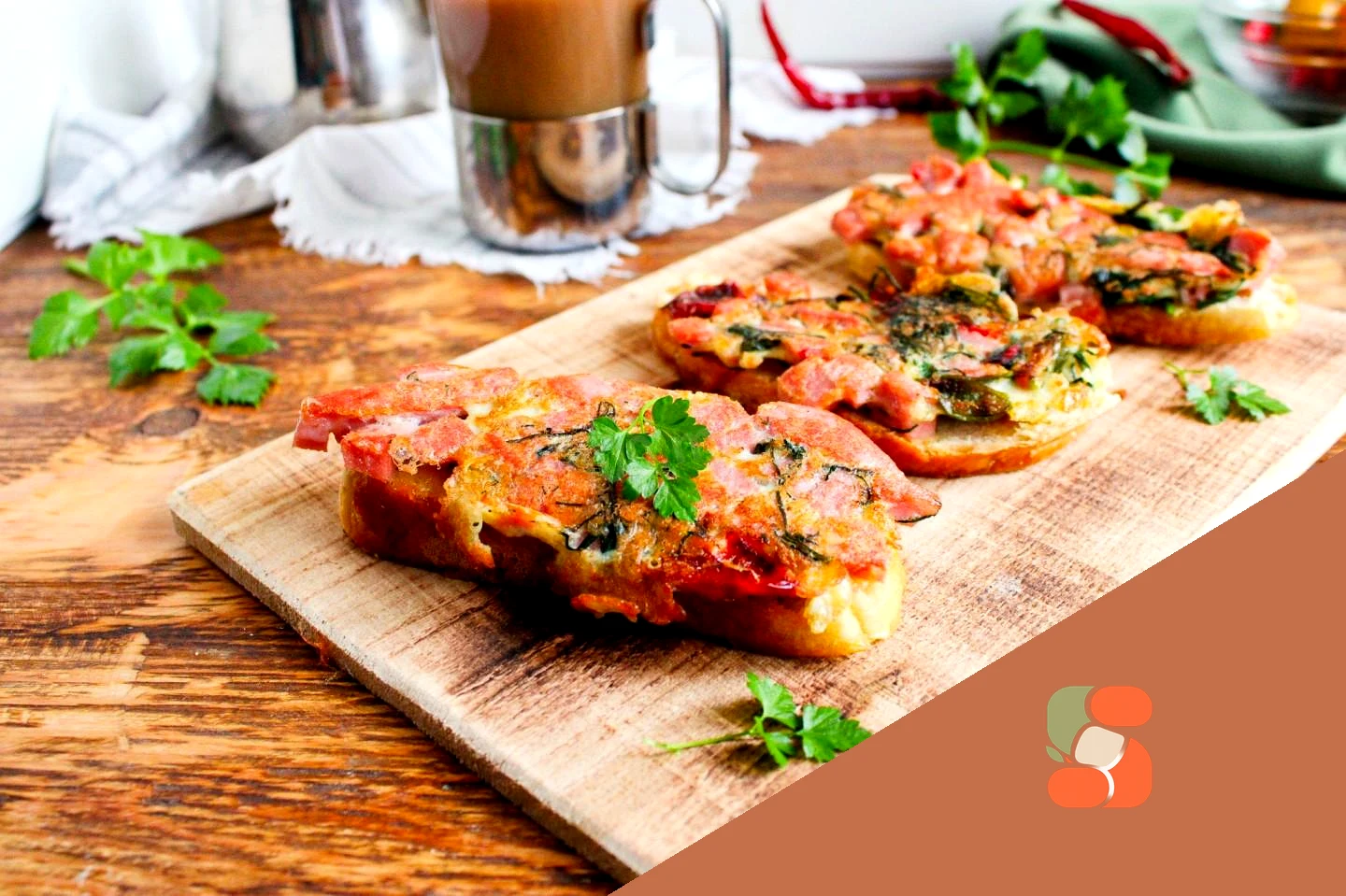 Гарячі бутерброди на сковороді з сиром та ковбасою