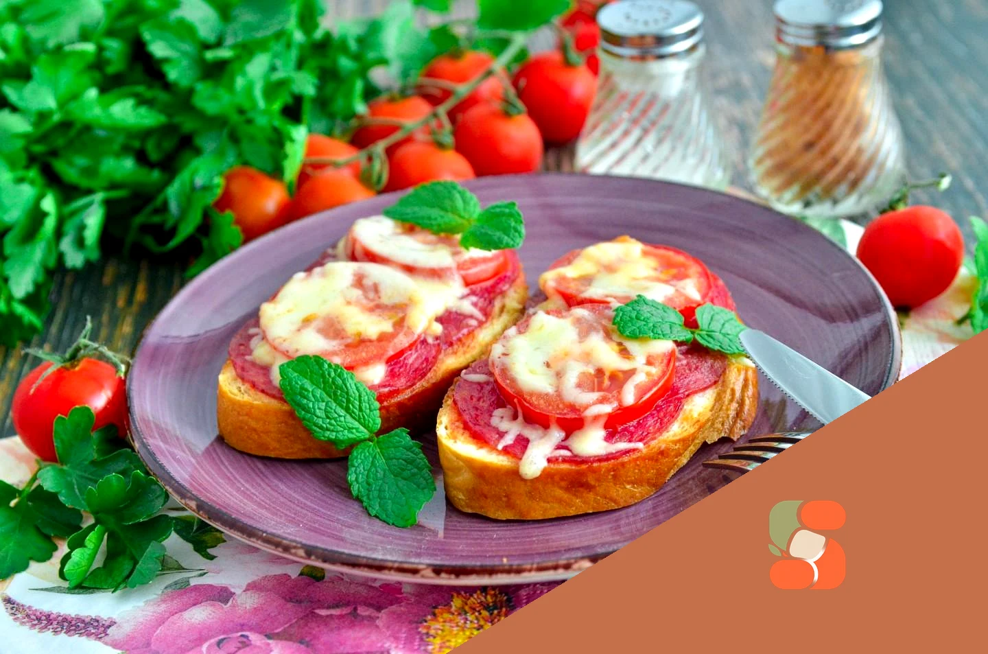 Гарячі бутерброди з ковбасою сиром та помідорами в духовці