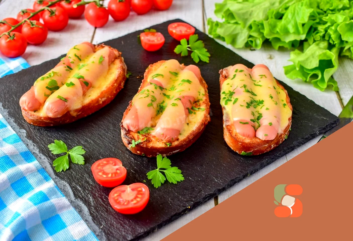 Гарячі бутерброди з сосискою та сиром