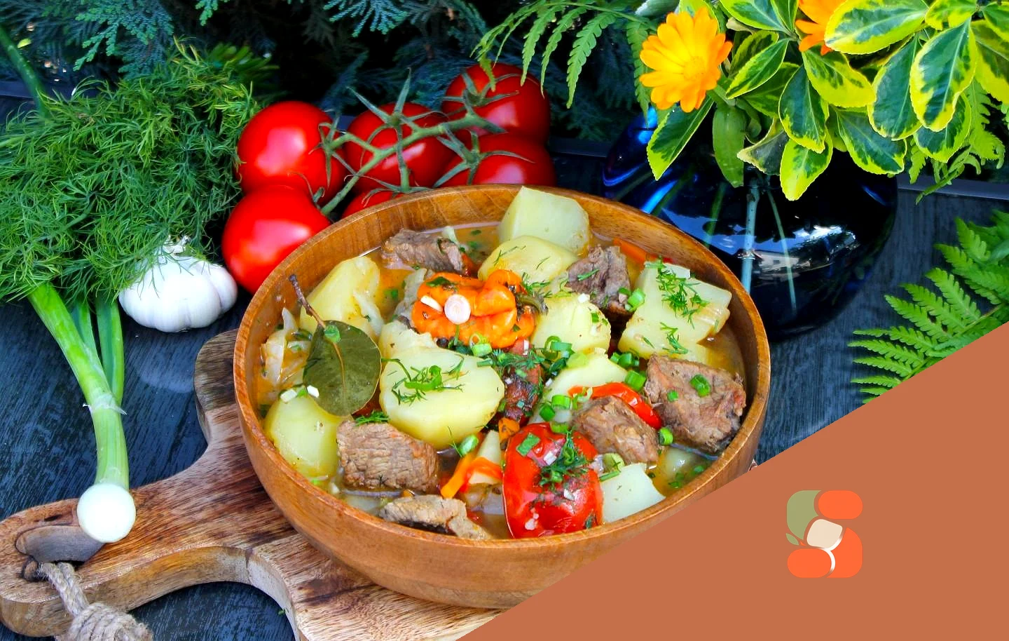 Яловичина з картоплею в казані на вогнищі тушкована