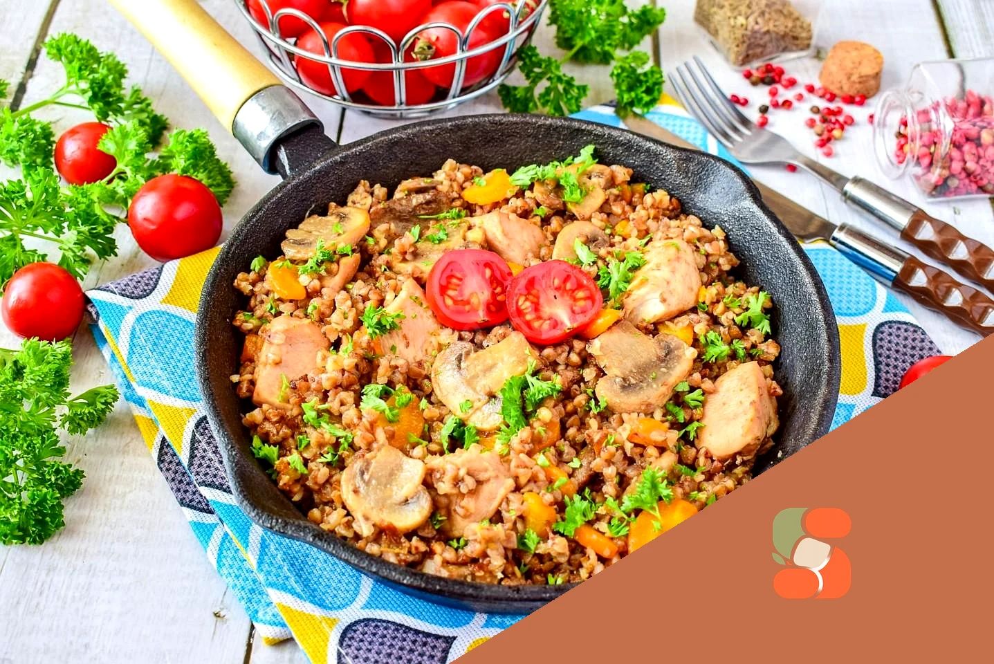 Гречка з куркою та грибами на сковороді