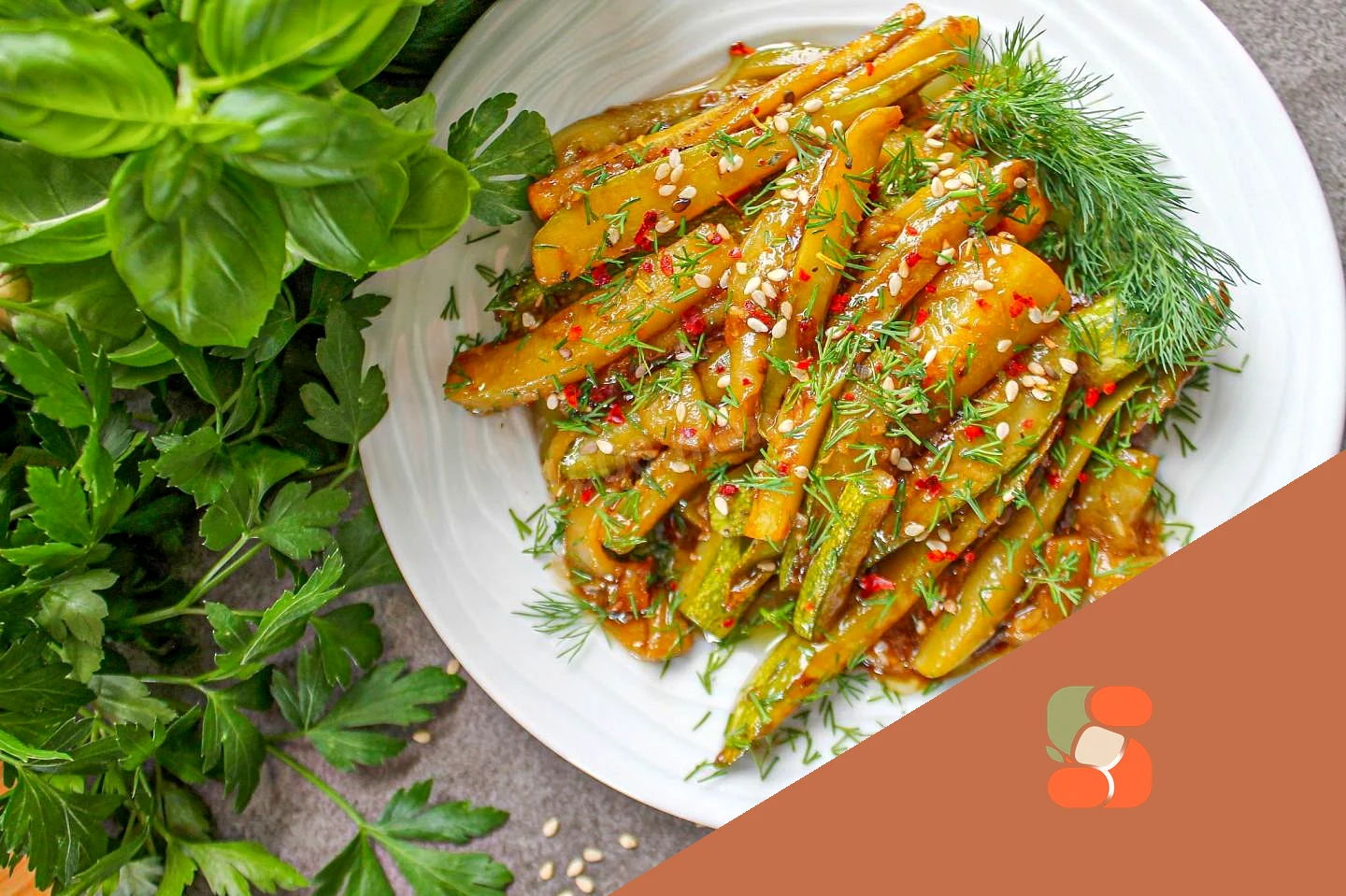 Кабачки з соєвим соусом та часником на сковороді