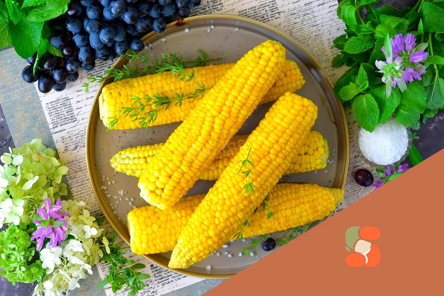 Як варити кукурудзу в каструлі на початку.