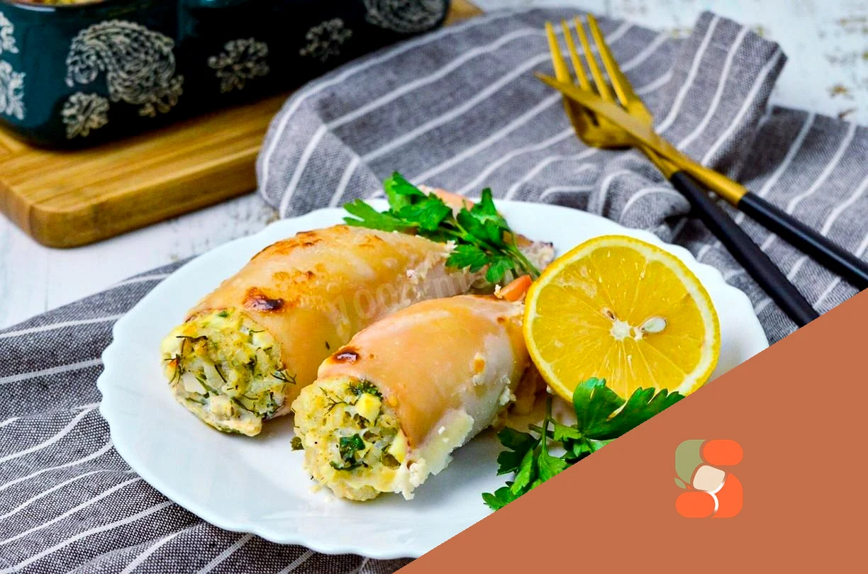 Кальмари фаршировані рисом та яйцем зі сметаною в духовці.