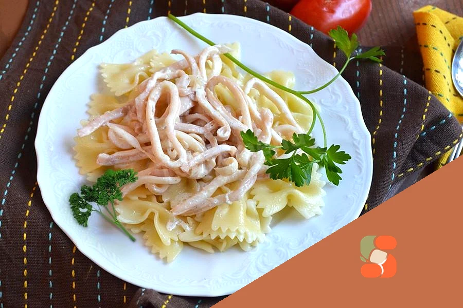 Кальмари кільцями з білим вином у вершковому соусі.