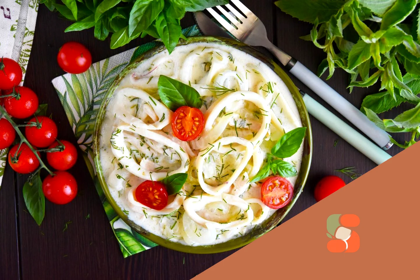 Кальмари тушковані в сметані з цибулею на сковороді