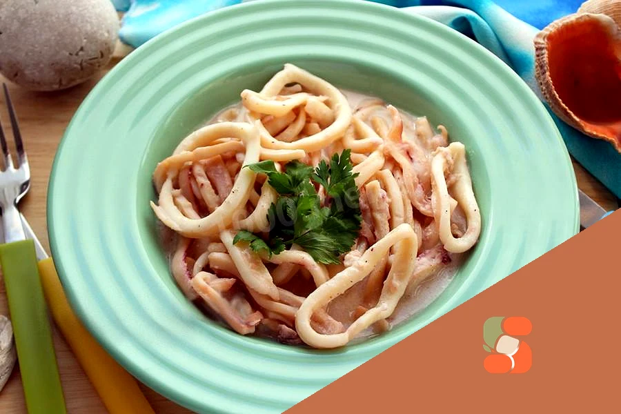 Кальмари в соусі з петрушкою на вершках зі спеціями