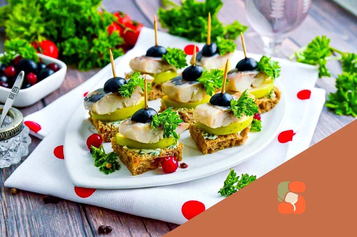 Канапе з оселедцем та чорним хлібом на шпажках
