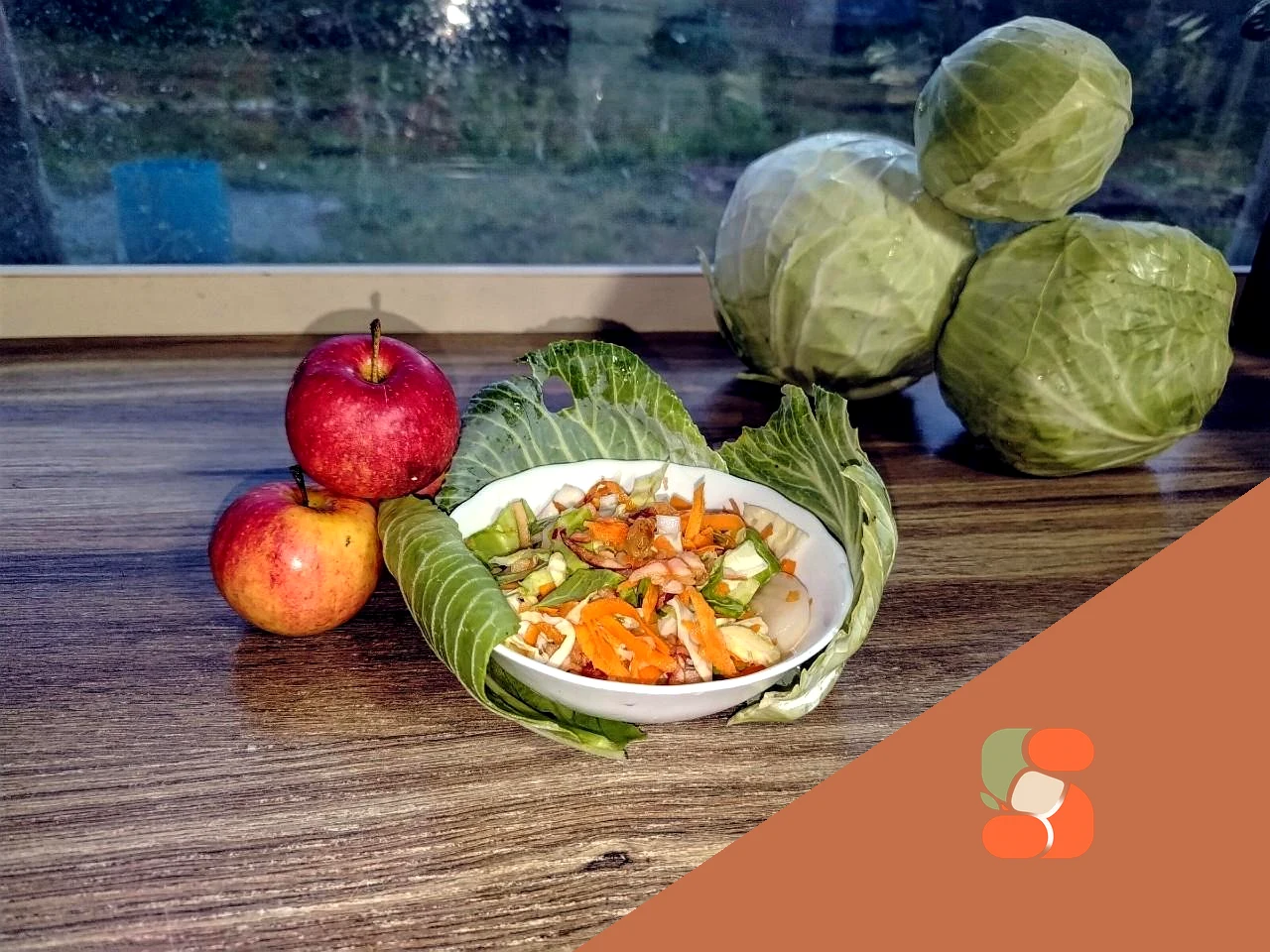 Капуста маринованная с изюмом и яблоком
