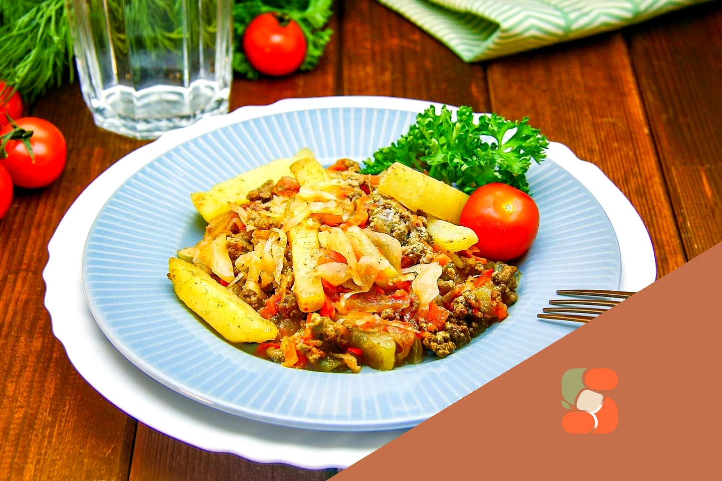 Капуста тушкована з фаршем та картоплею