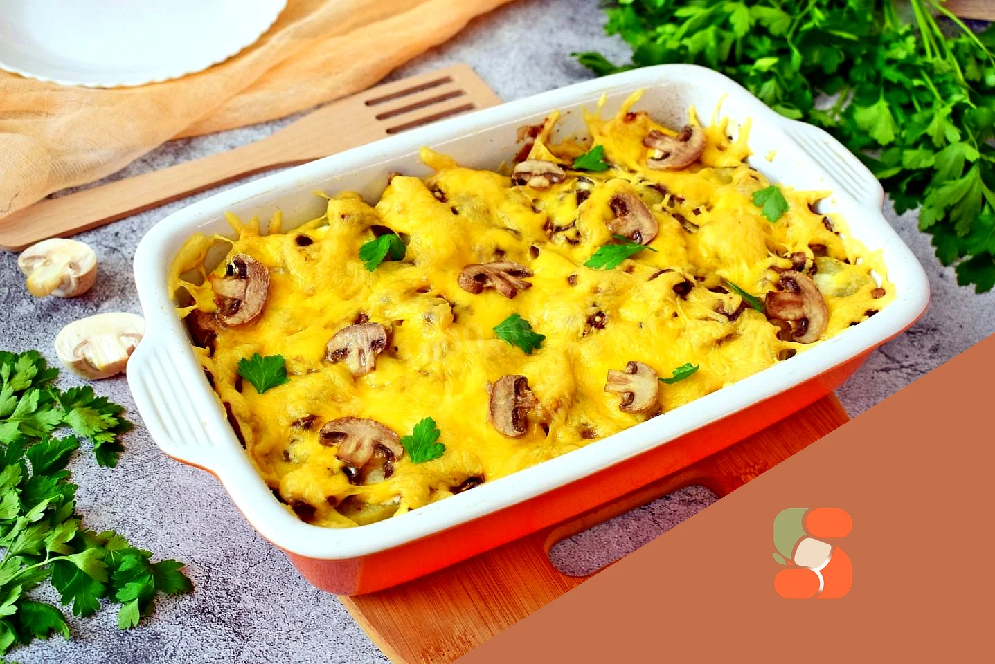 Картопля з м'ясом грибами та сиром запечені в духовці