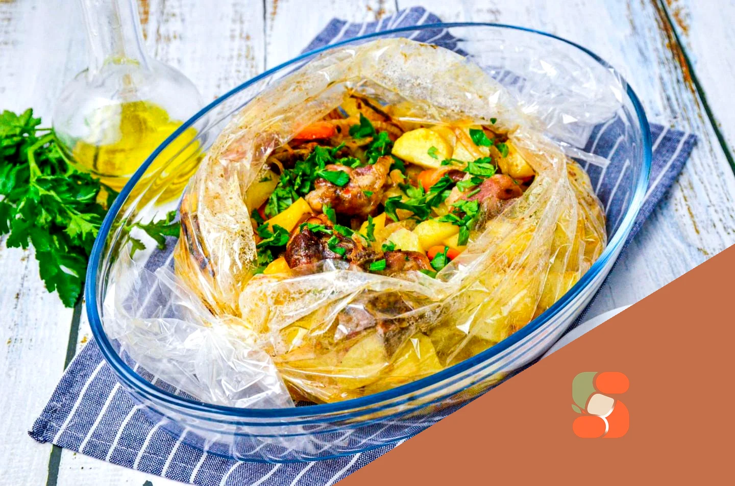 Картопля з м'ясом у рукаві в духовці