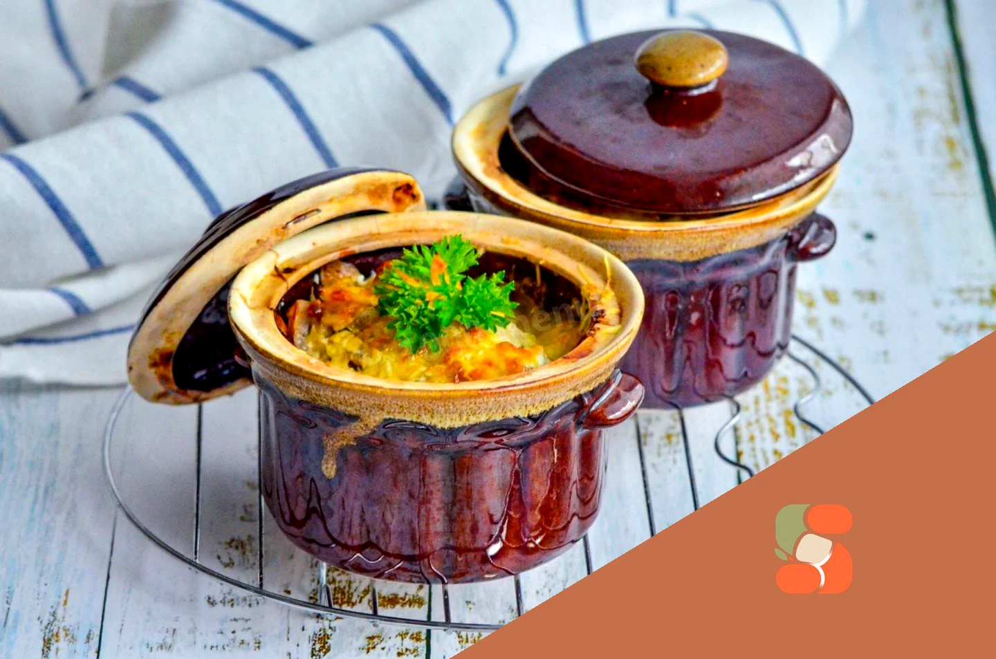 Картопля з м'ясом та грибами в горщиках у духовці