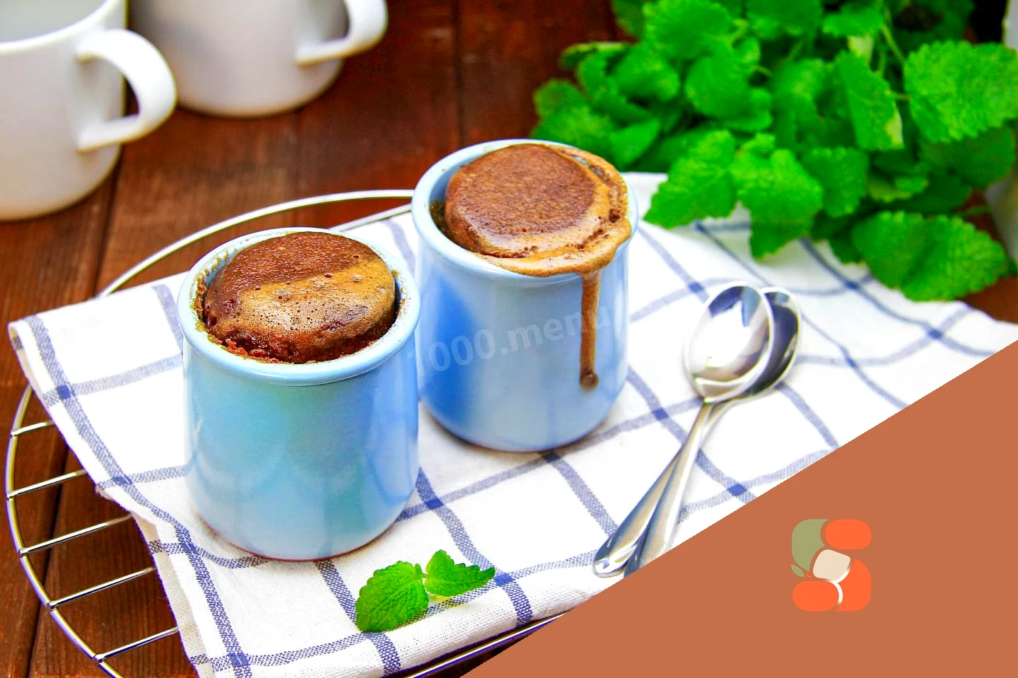 Кекс у кухлі з какао в мікрохвильовій печі шоколадний