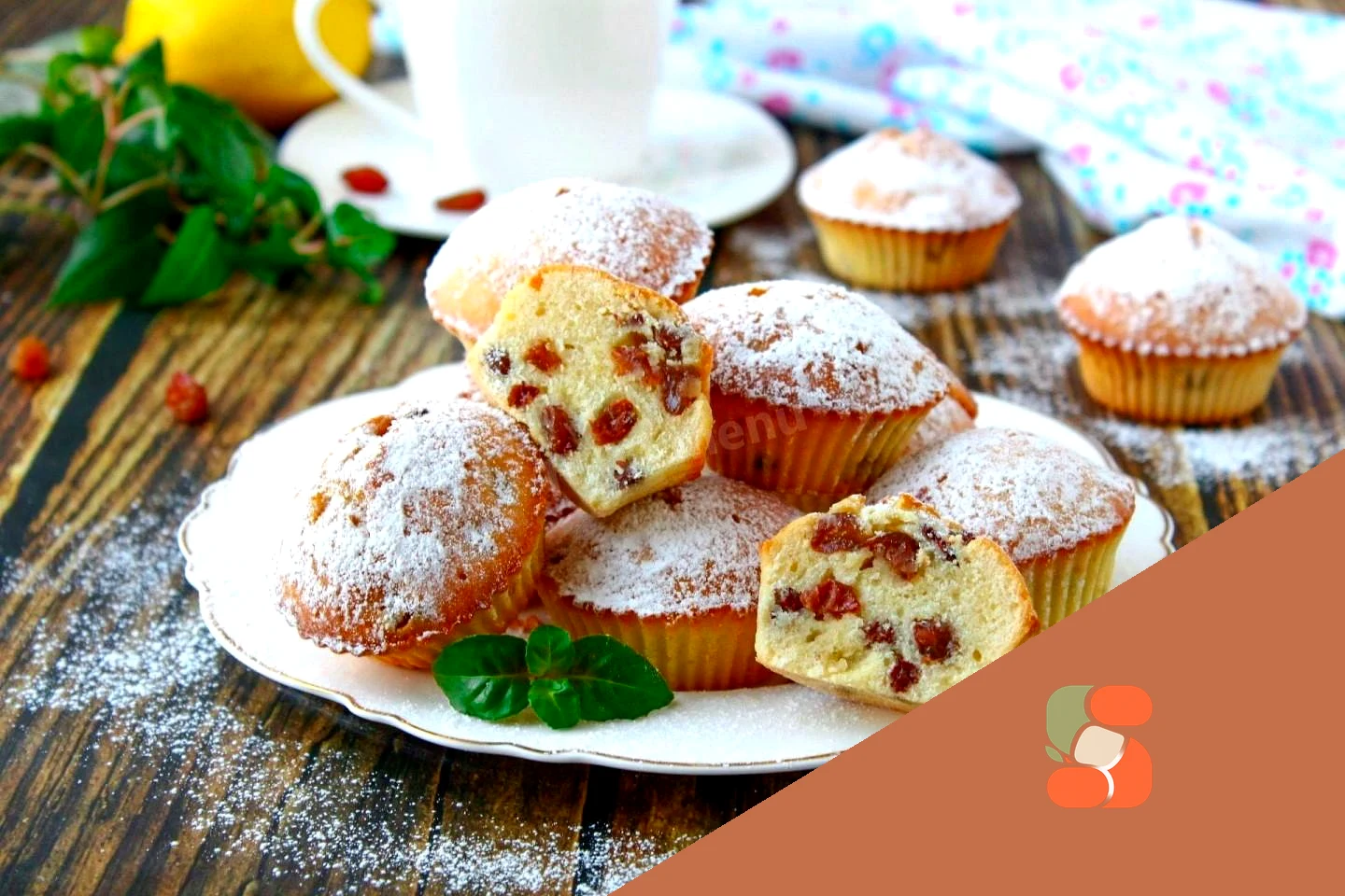 Кексики з родзинками у силіконових формах у духовці