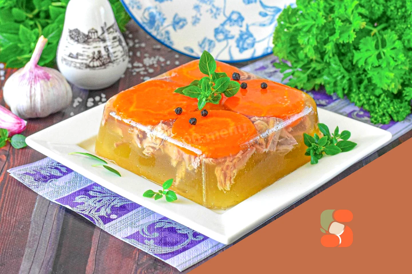 Холодець зі свинячих ніжок у каструлі