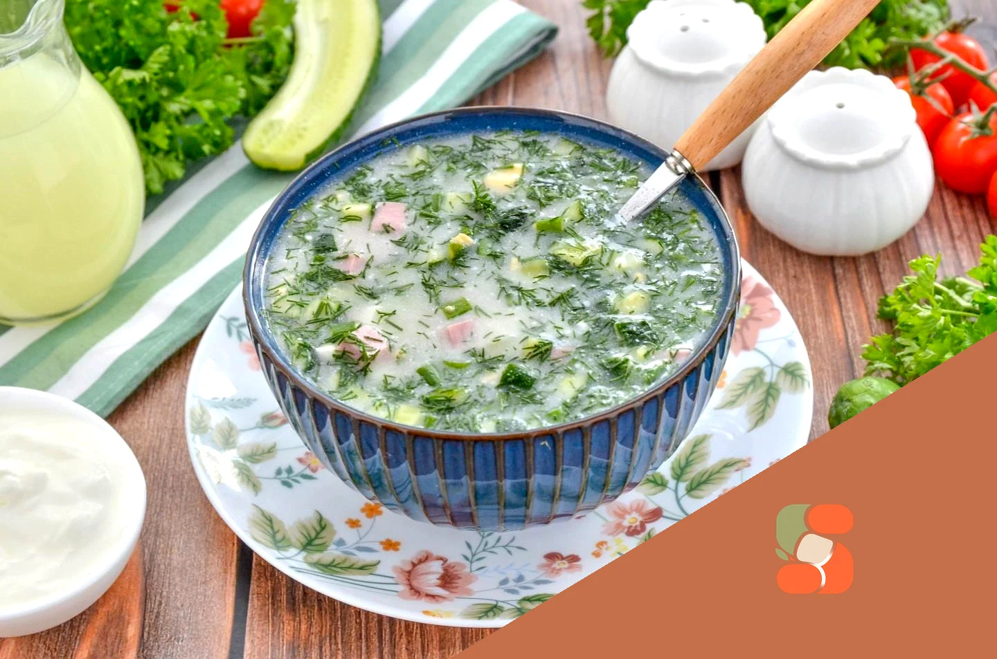 Класична окрошка на сироватці з ковбасою