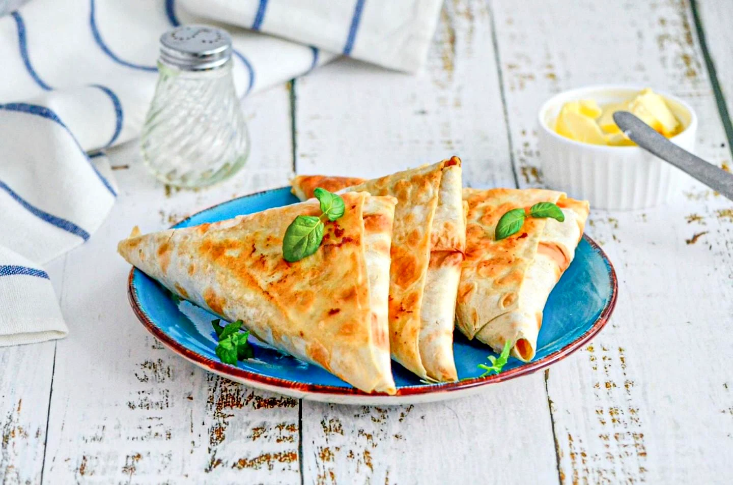 Конвертики з лаваша з різними начинками на сковороді