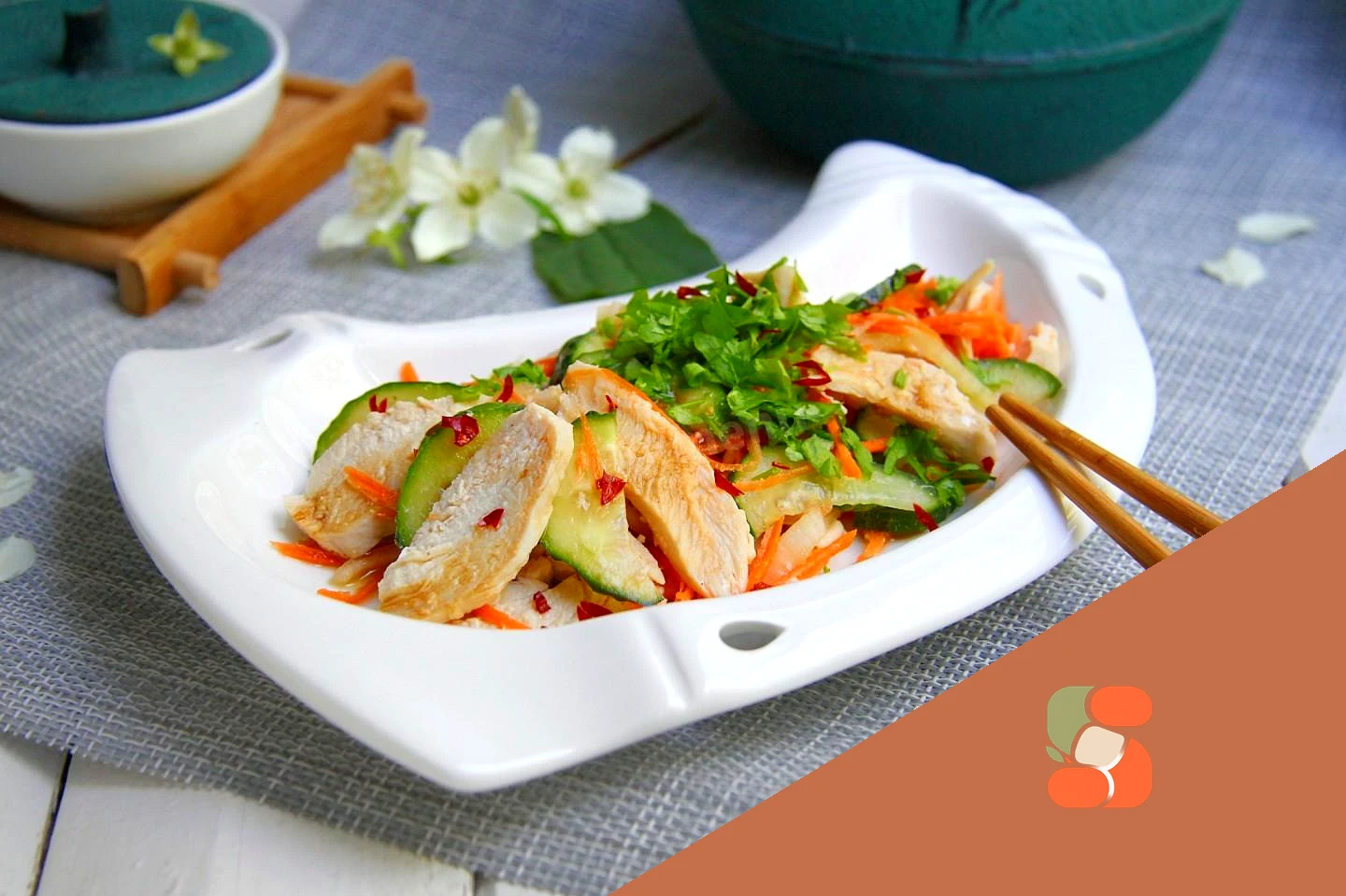 Корейский салат с огурцами и курицей