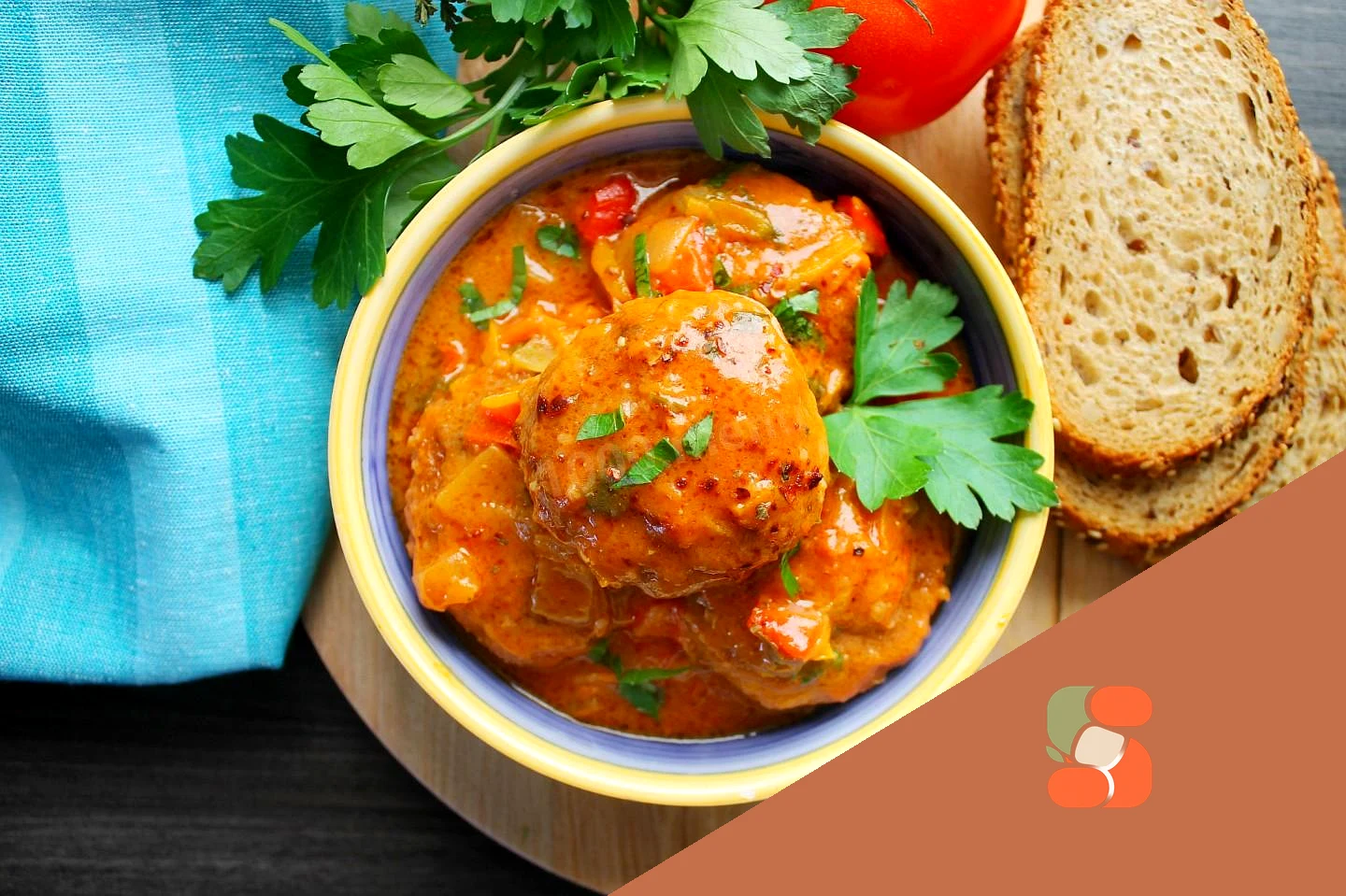 Котлети з соусом на сковороді соковиті