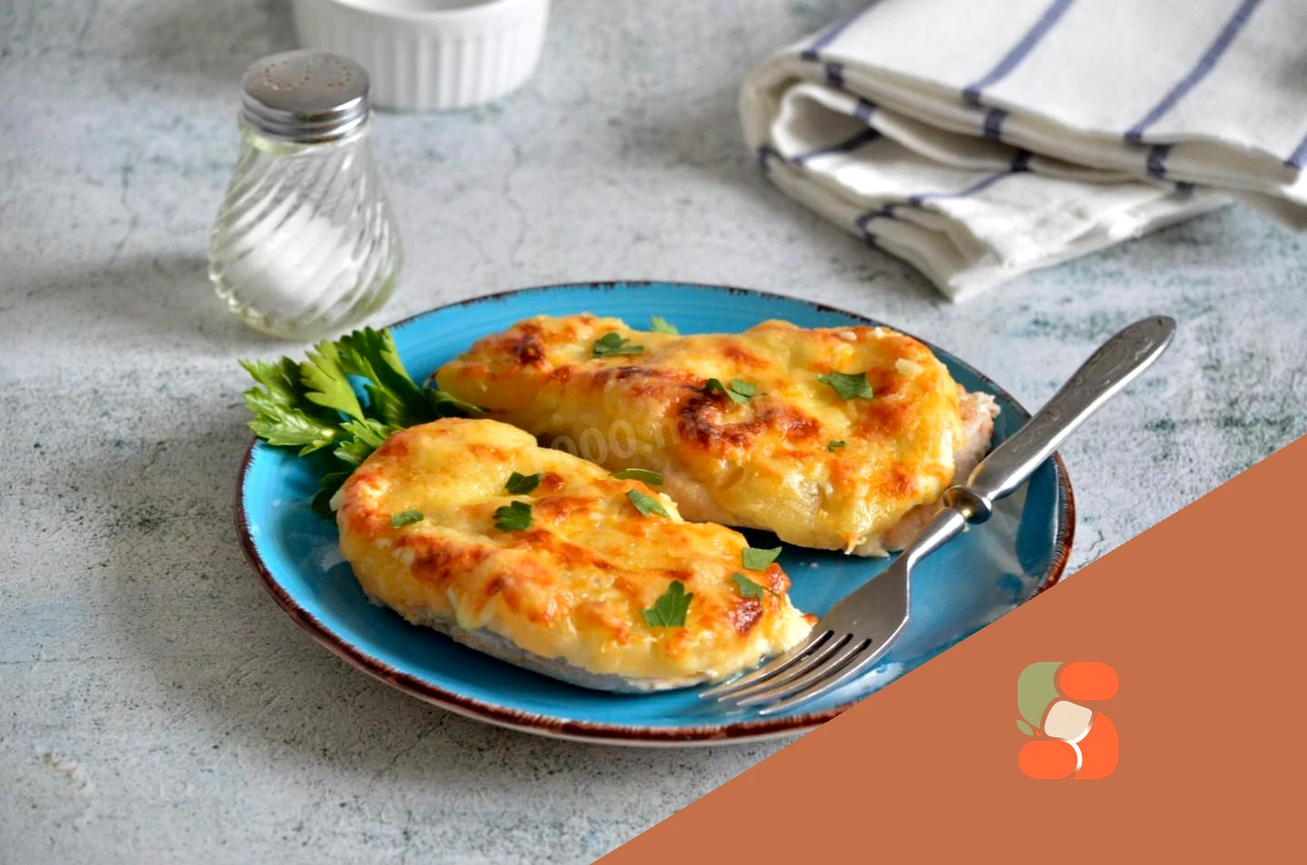 Куриная грудка с ананасами и сыром в духовке