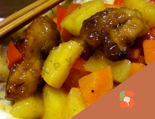 Куриное филе с ананасами в кисло-сладком соусе на сковороде