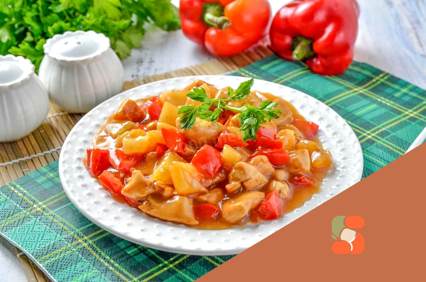 Курица с ананасами в кисло сладком соусе
