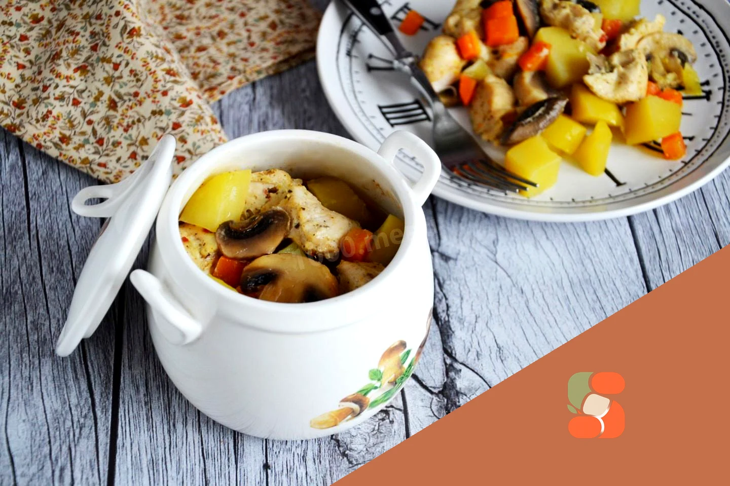 Курка з грибами та картоплею в горщику