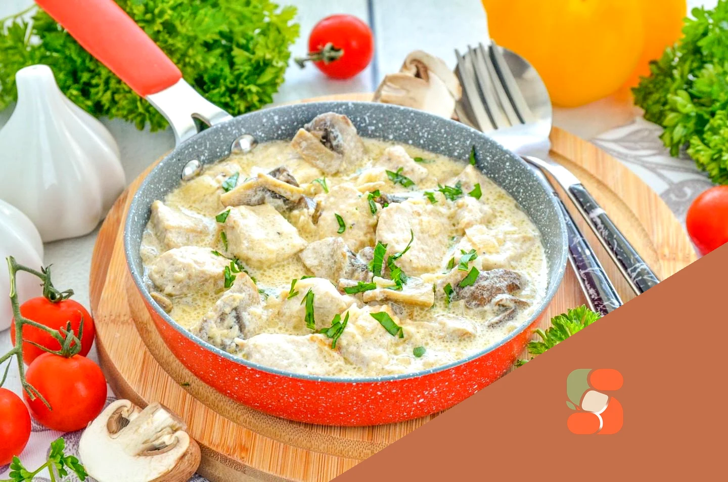 Курка з грибами та сиром на сковороді