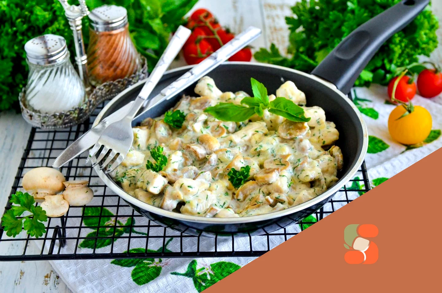 Курка з вершками та грибами на сковороді