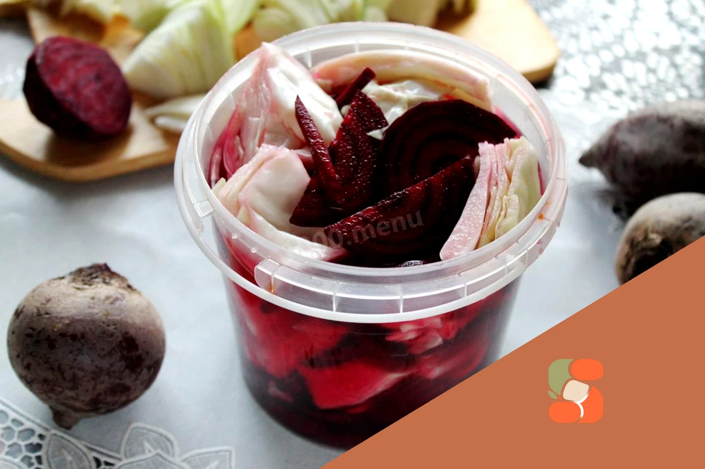 Квашеная капуста со свеклой крупными кусками с сахаром