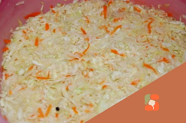 Квашеная маринованная капуста в банке с уксусом и сахаром