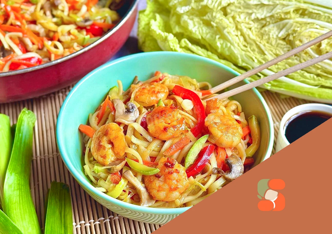 Локшина вок з креветками та овочами.