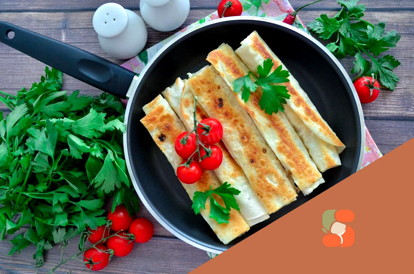 Лаваш ковбаса сир яйце на сковороді