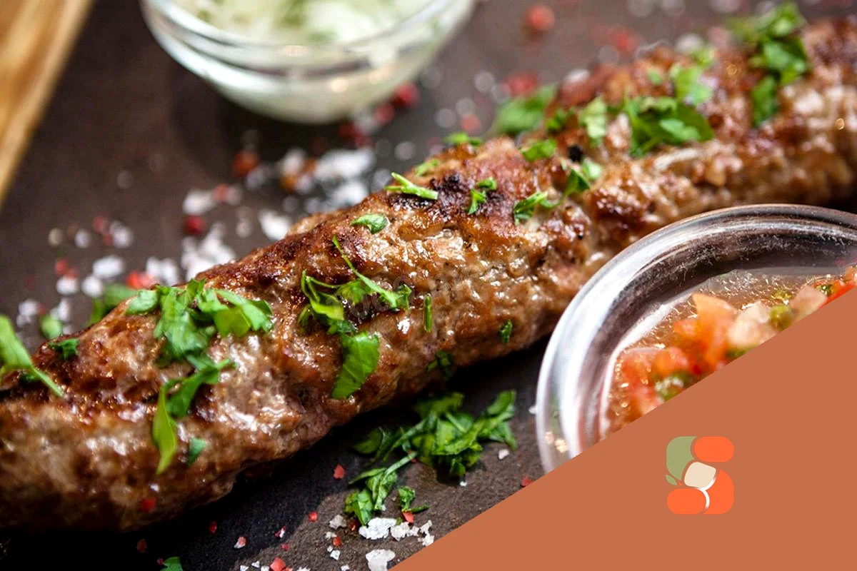 Люля кебаб з фаршу свинини та яловичини на мангалі