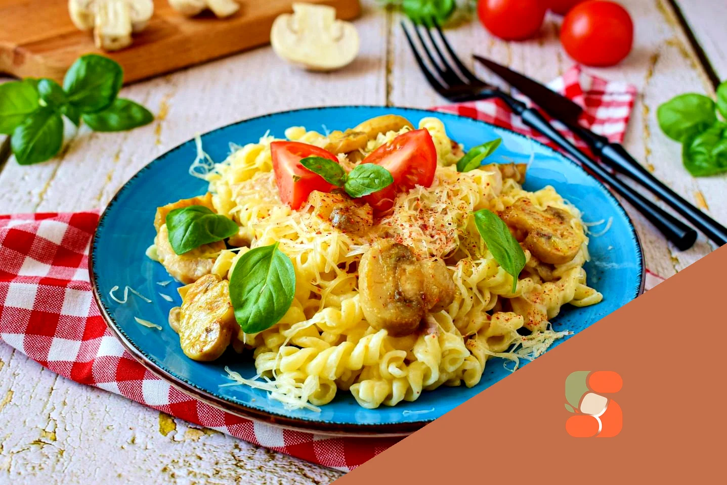 Макарони з грибами та куркою у вершковому соусі.