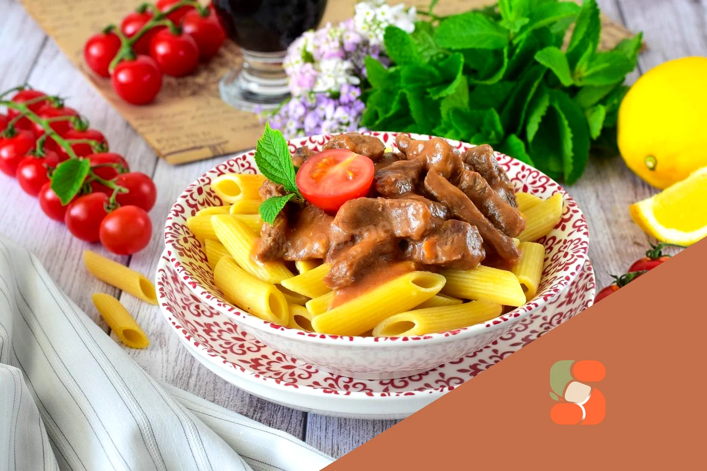 Макарони з підливою з м'ясом