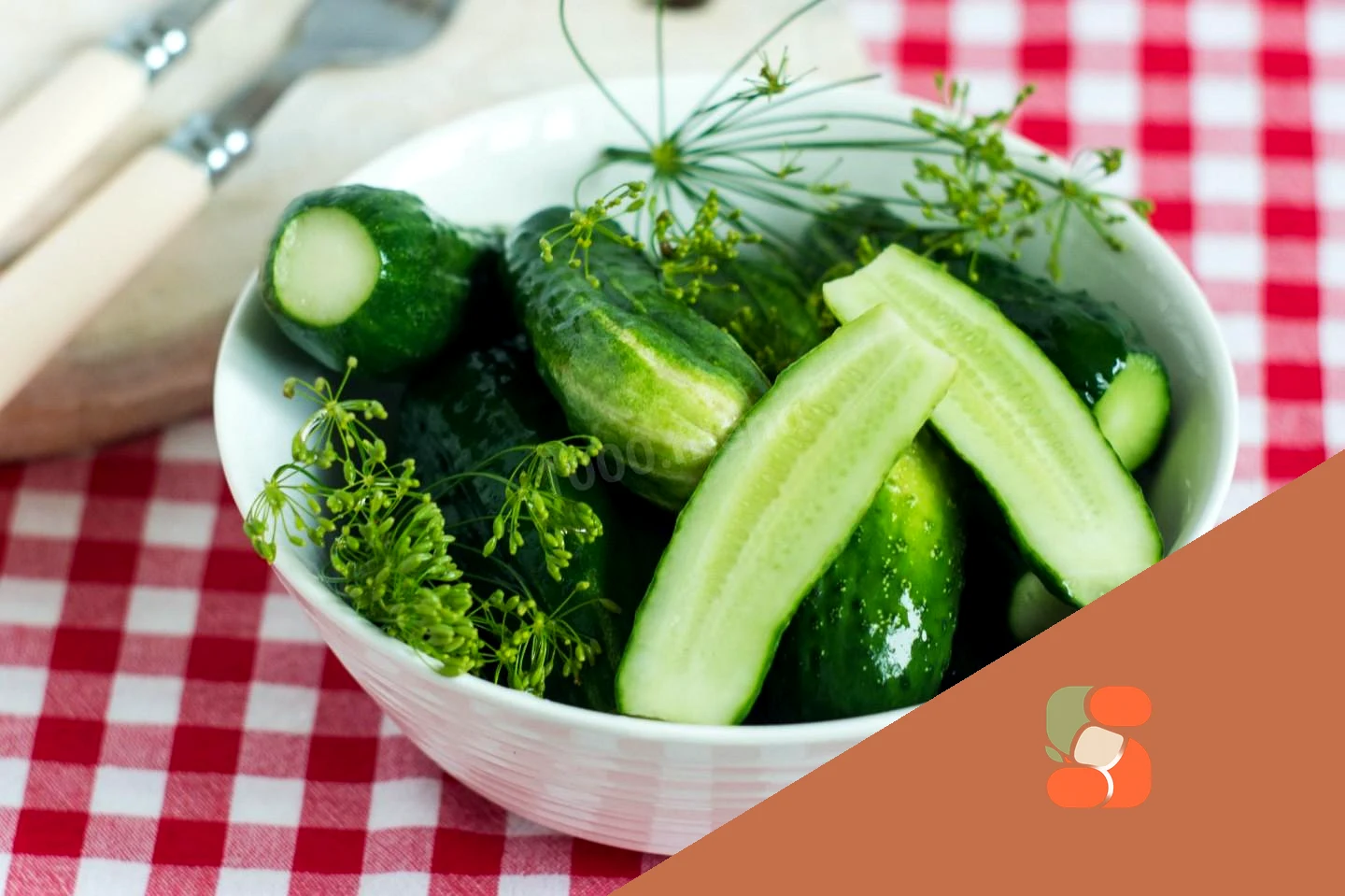 Малосольні огірки в каструлі хрусткі